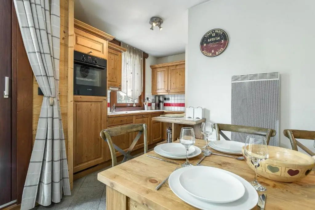 Apartment Staddon, Alpes Agency, Central Chamonix, Sleeps 4-6