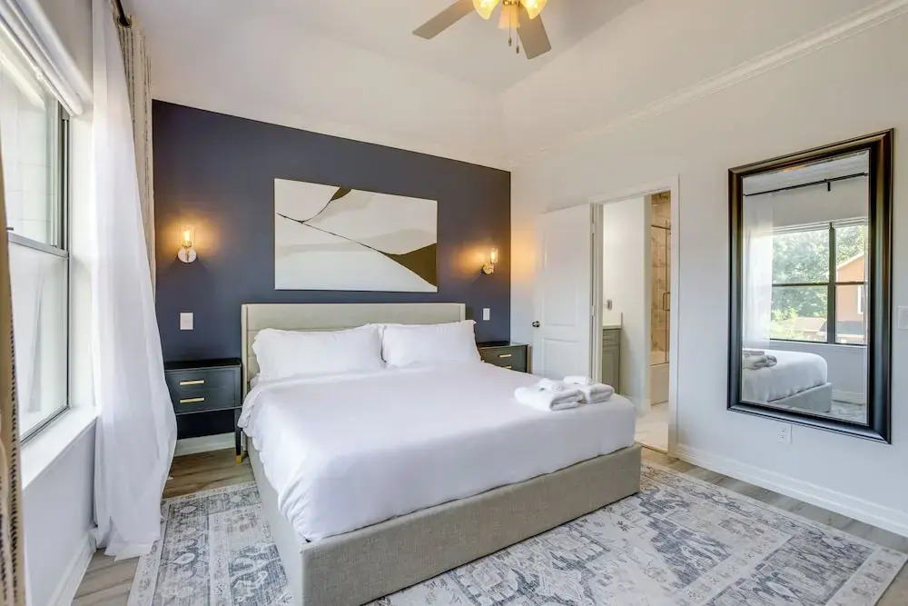 Yard & Workspaces: Luxe Duplex Unit in Houston