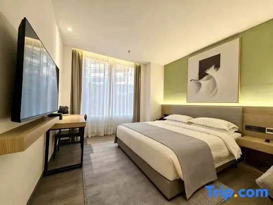 Sanyuan Hotel (Chongqing Jiefangbei Pedestrian Street Center)