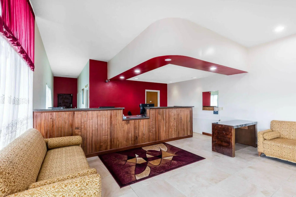 Econo Lodge Inn & Suites