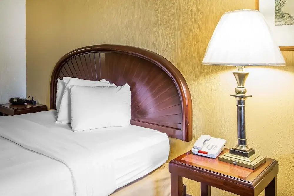 Econo Lodge Inn & Suites