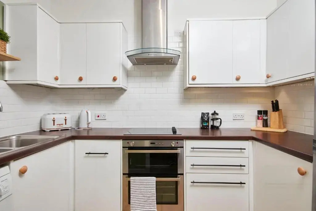 Elegant Apartment in Bath with Garden Sleeps 8 by PureStay