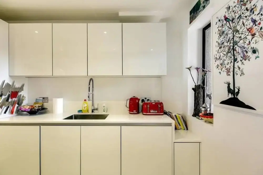 Stylish 2 bed 3 Storey House With Mezzanine