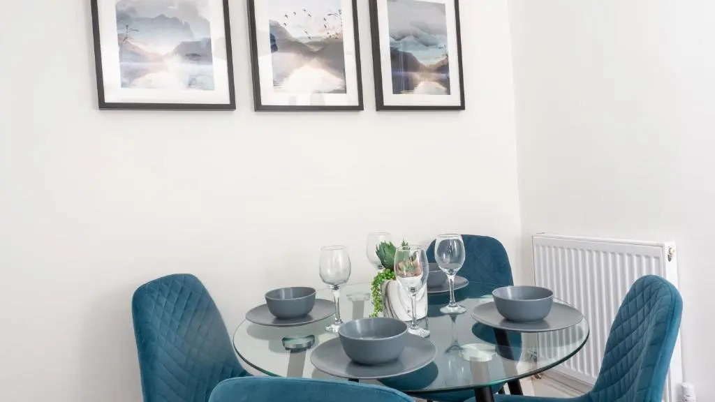 Air Host and Stay - Heyes House- Sleeps 7, free parking, mins from LFC
