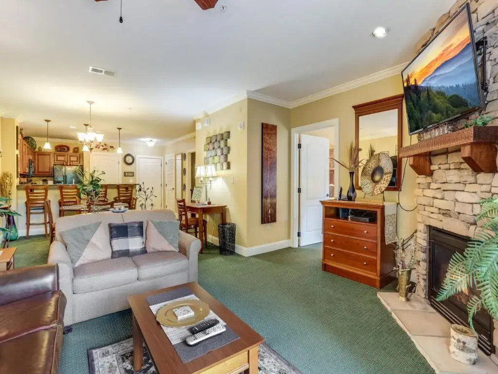 Downtown Delight, 2 Bedrooms, Pool, Hot Tub, Sleeps 6