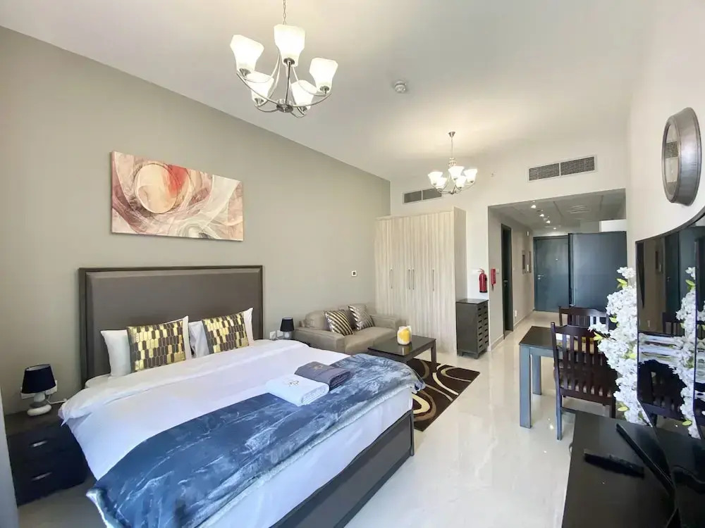 Marco Polo - Elegant Studio with Burj Khalifa Views & Balcony