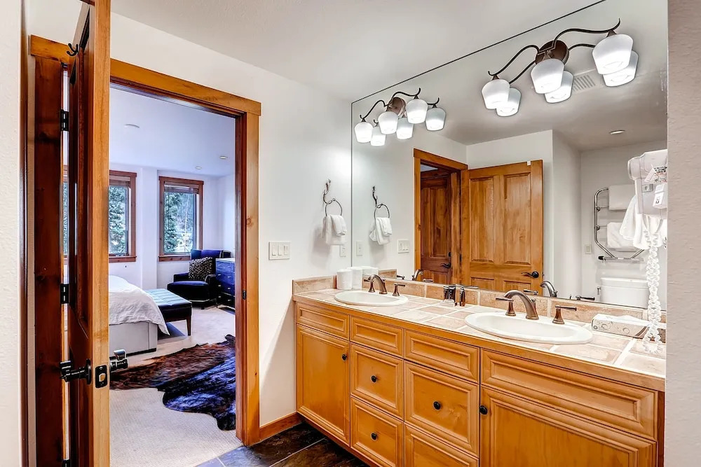 Luxury 4bdr Ski In-out /premium Amenities 4 Bedroom Condo by RedAwning
