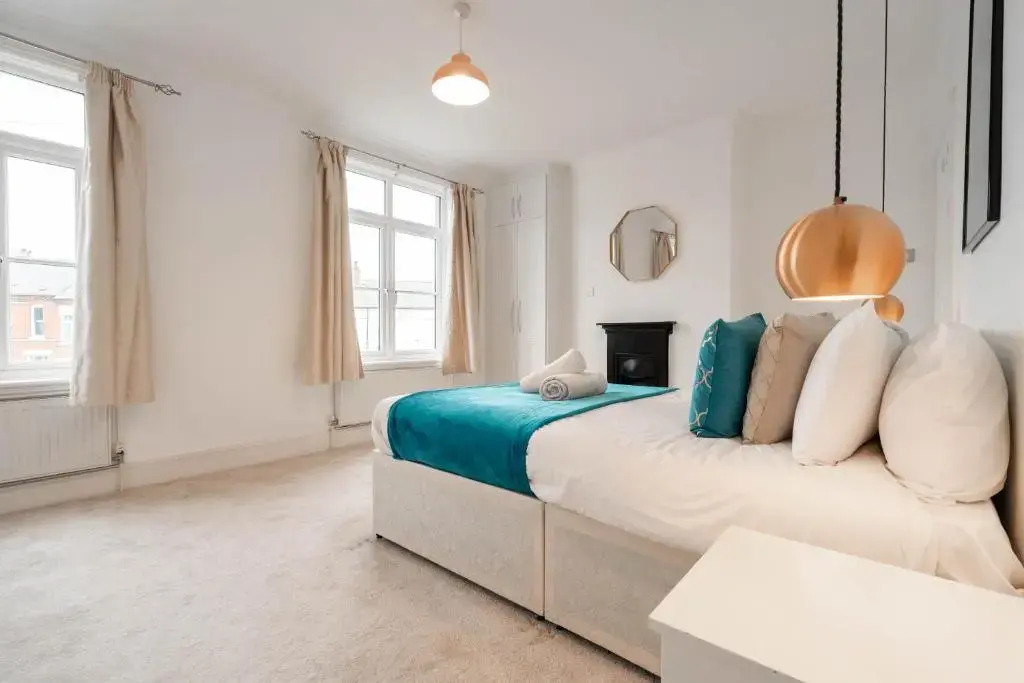 Luxury Harborne Townhouse l 4 Bedrooms l Parking l Patio
