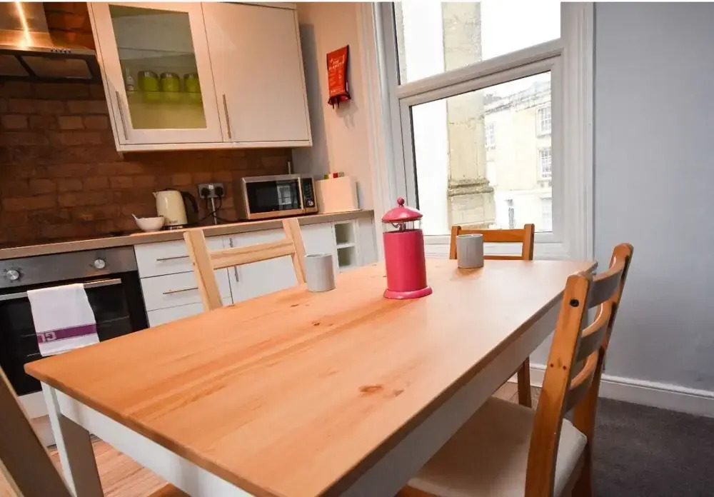 Central Contemporary 3 Bedroom Flat in Bristol