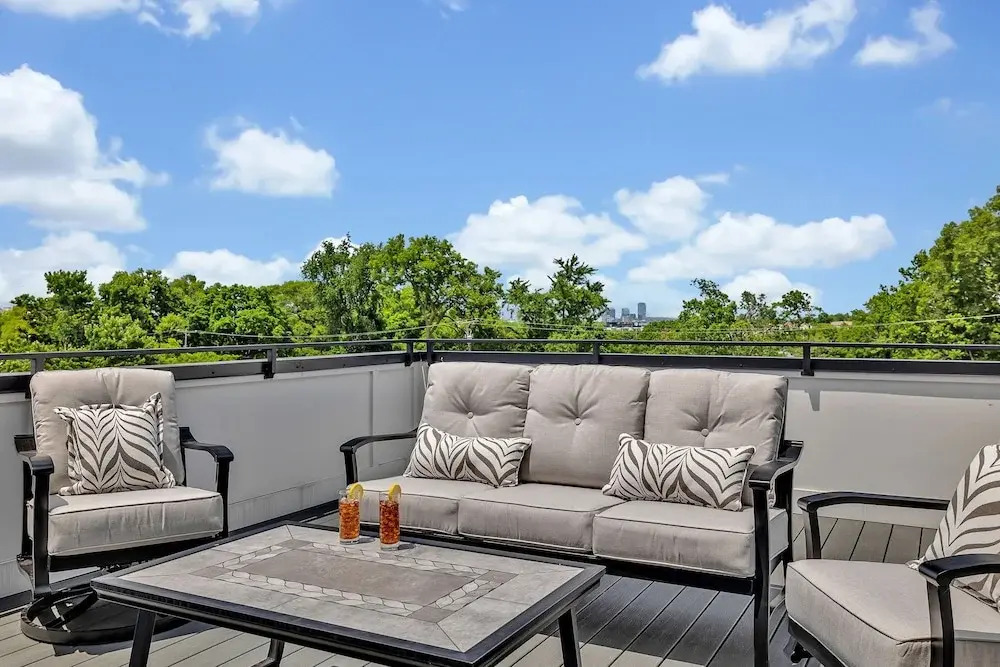 Bass - Private Rooftop - 8 Mins to Broadway