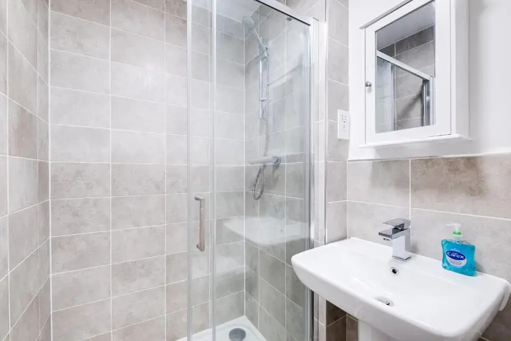 Luxury City Centre Stylish 2 Bed House ☆ FREE DRIVEWAY PARKING → With 55 Inch Smart TV, FREE NETFLIX & WIFI ✘ Comfy Seating Area - BY MAEVELA®