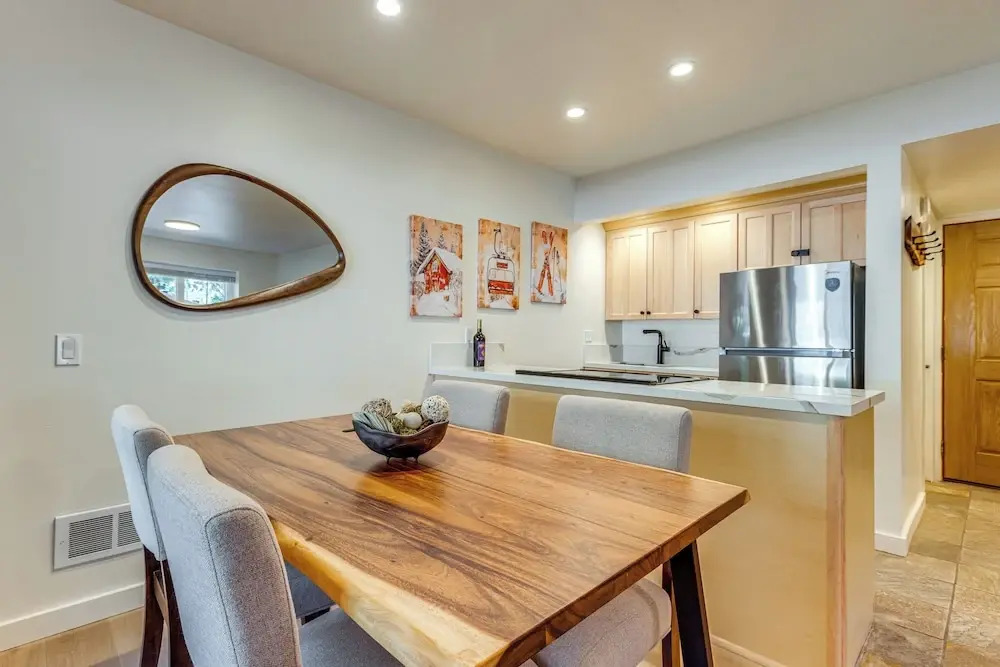 Walk to Mammoth Village: Chic Mountain Studio 101