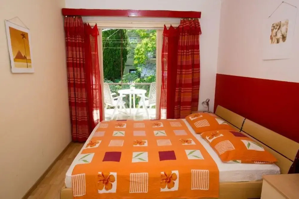 Comfortable Apartment With Balcony & Garden View