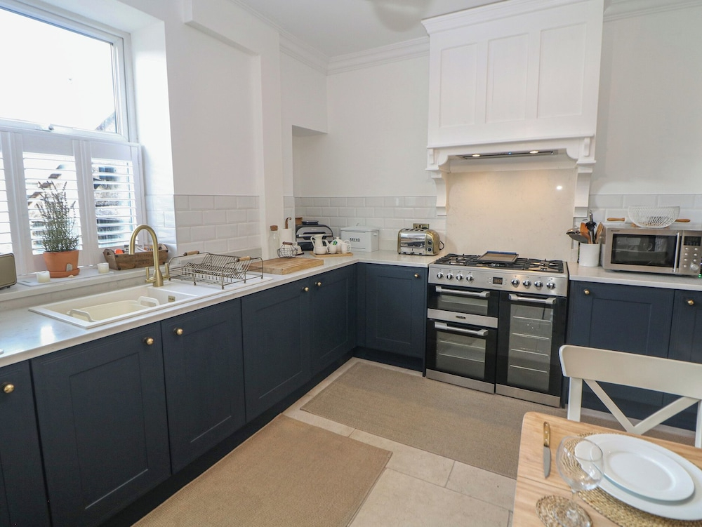 16 Oak Bank
