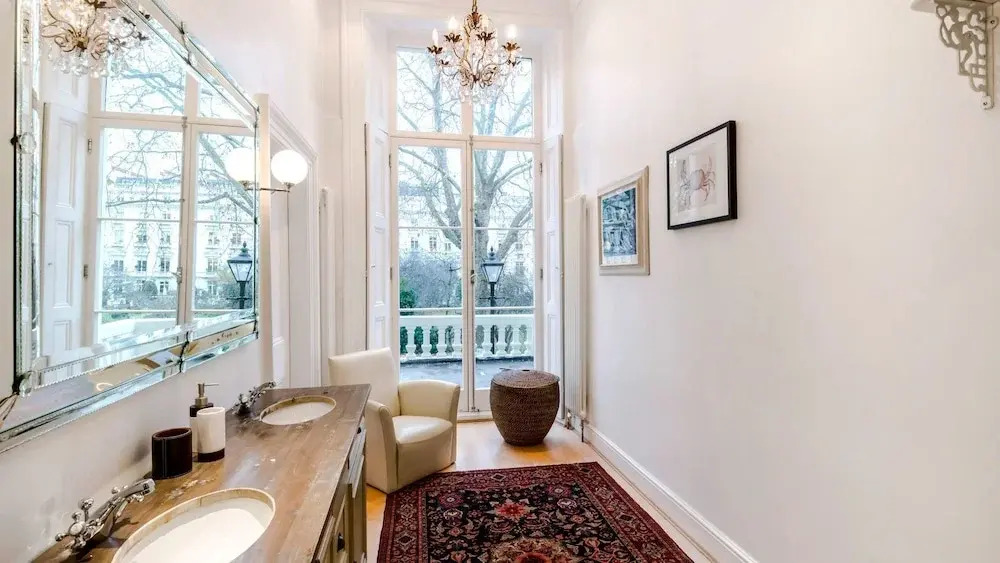 The Spacious Cleveland Square Apartment