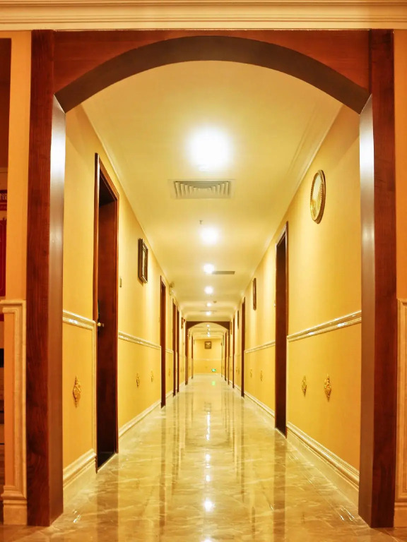 Lincoln Carnival Hotel
