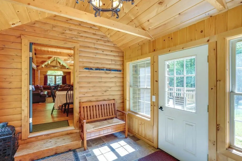 4 Mi to Mount Snow: West Dover Cabin w/ Game Room