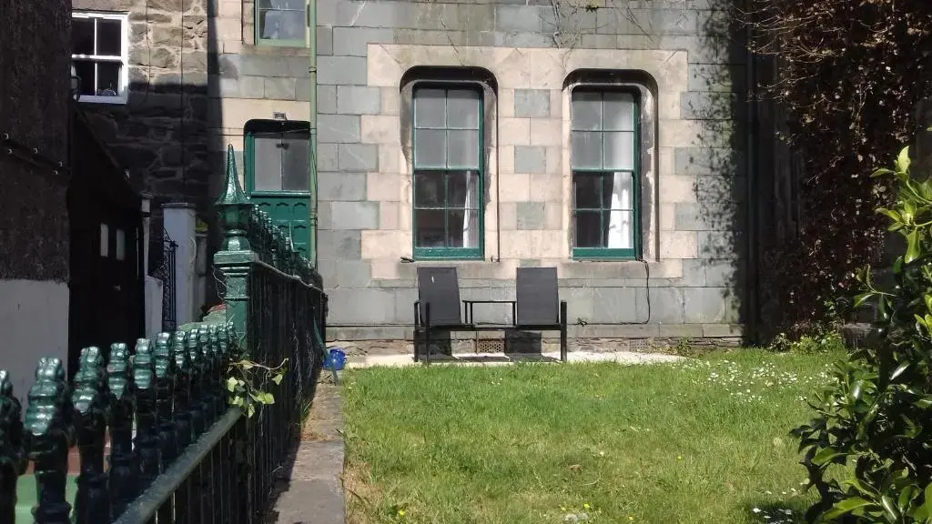 Ground Floor Barmouth Centre Apartment With Garden