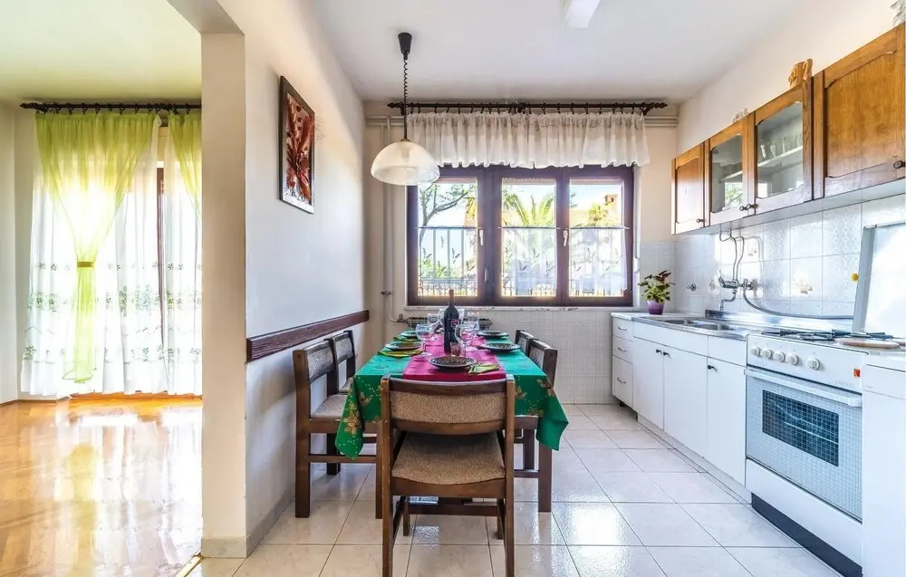 Beautiful Home in Stinjan With Wifi and 4 Bedrooms