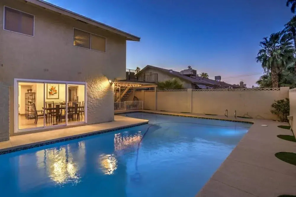 Desert Oasis Las Vegas - Pool 5 Bedrooms 9 Beds