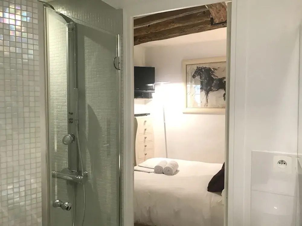 Apartment with One Bedroom in Paris, with Wifi