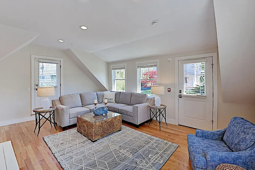 Lavish : Amazing Locale Near Dining & Beach 1 Bedroom Condo