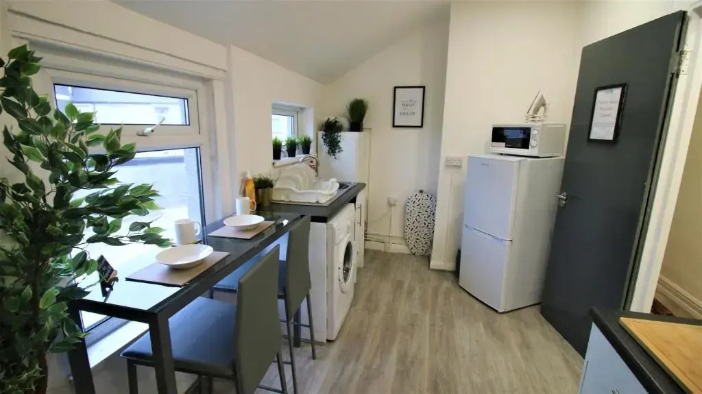 Free Local Parking - Fast WiFi - Sleeps 10 Guests by PROPERTY PROMISE