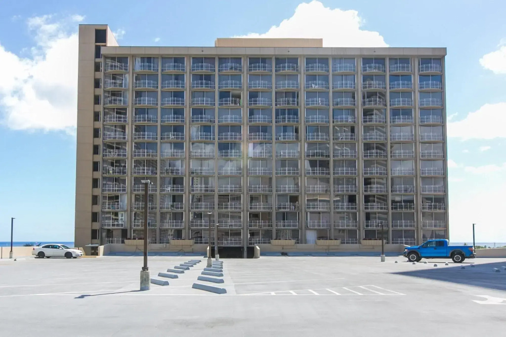 Ilikai Marina 1783 Condo - One Bedroom, Full Kitchen & Free Wifi by RedAwning