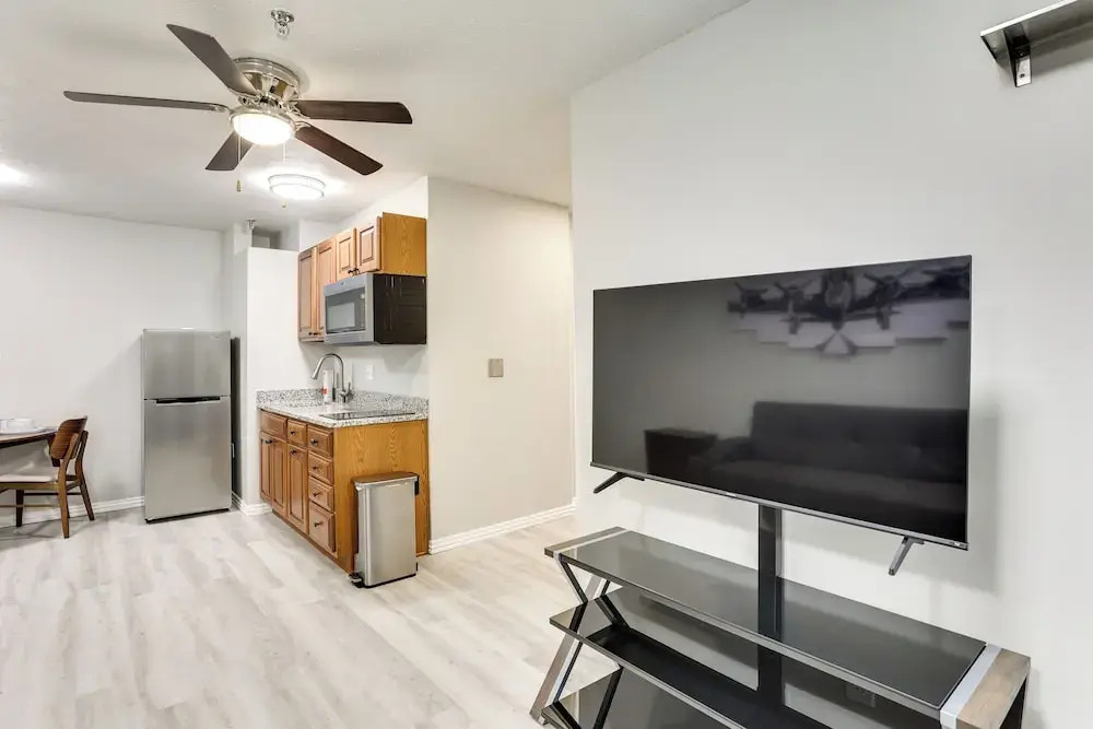 Half-mi to Oakland City Golf Club: Sleek Apartment