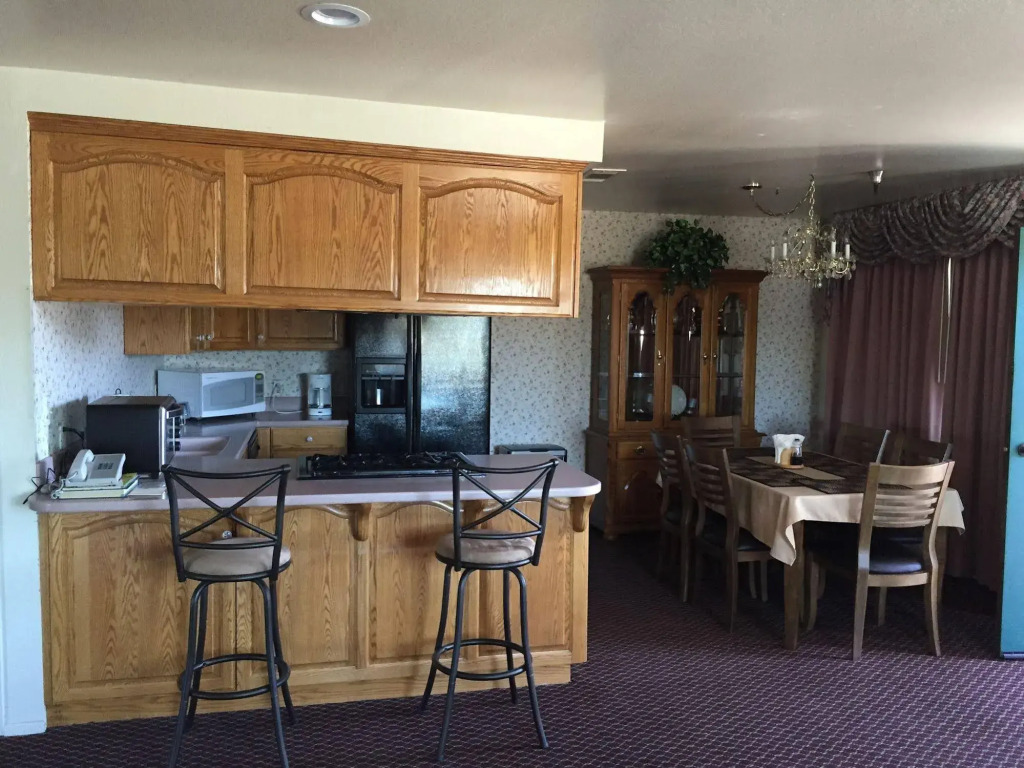 Oakridge Inn