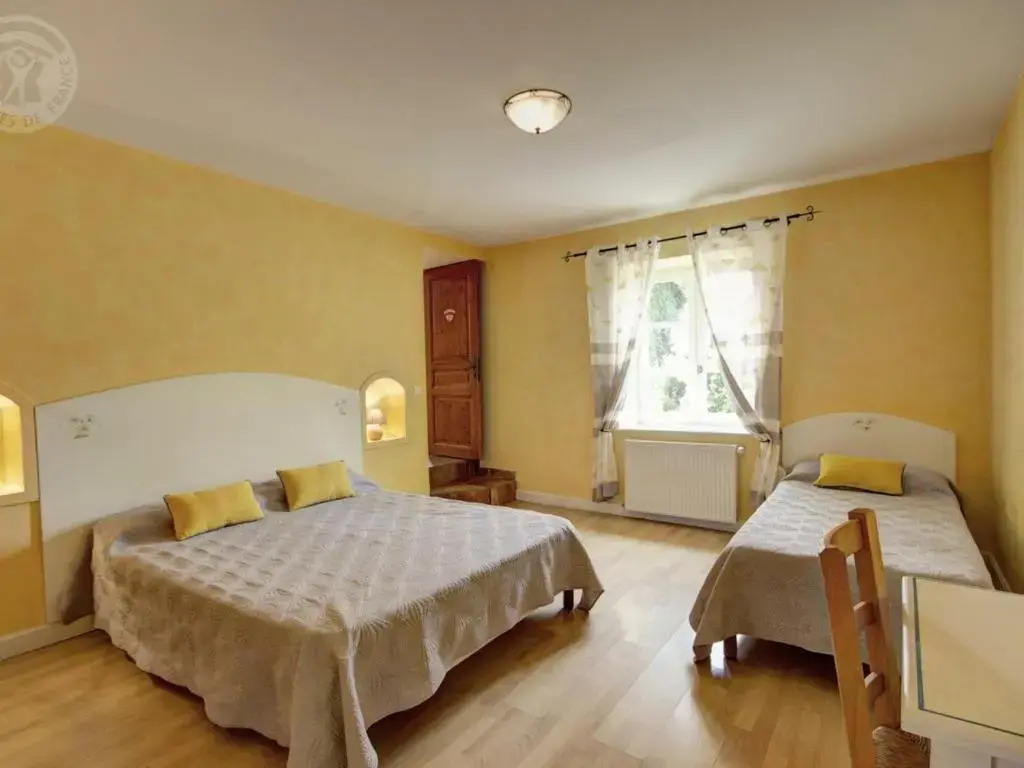 Maison spacieuse avec piscine chauffée, 4 chambres à Chalain-le-Comtal - FR-1-496-48