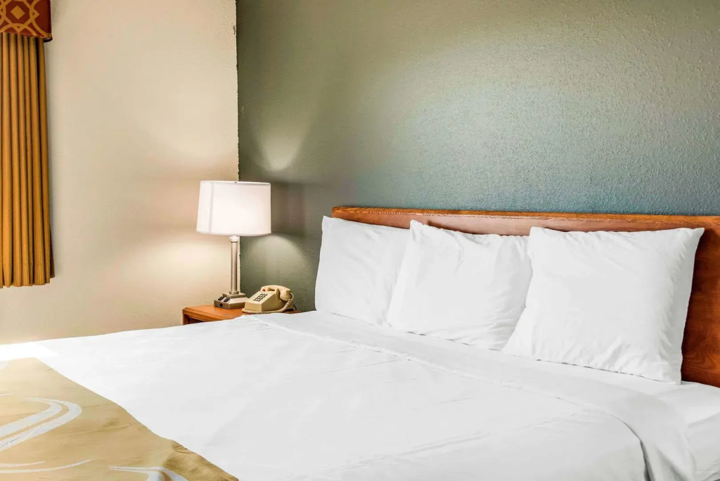 Travelers Lodge & Suites