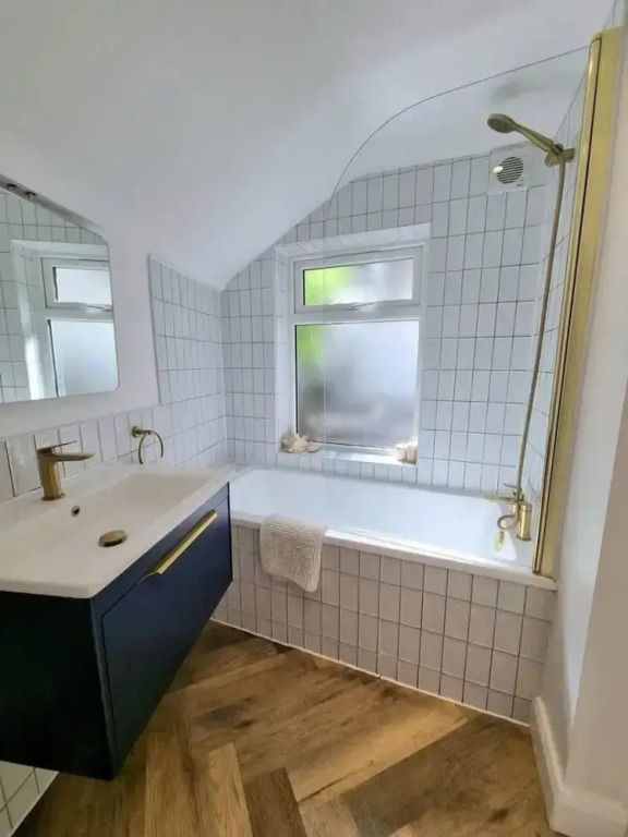 Spacious & Renovated 1-bed Garden Flat in London