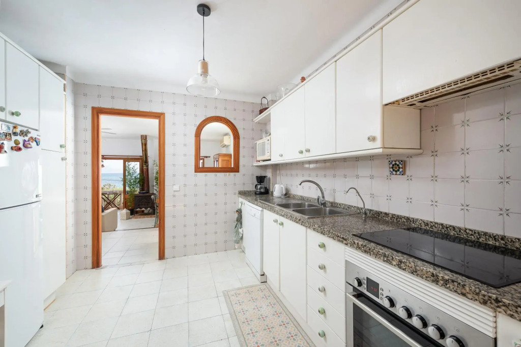 LA CASA DEL FAR - Wonderful semi-detached house facing the sea in Alcanada. Free WiFi.