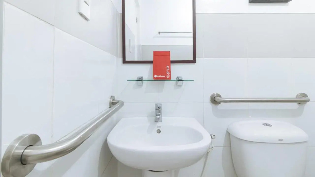 RedDoorz Plus @ Buendia Ave Makati