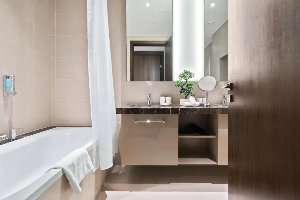 Monty - Breathtaking City Views From DT Apt with Terrace