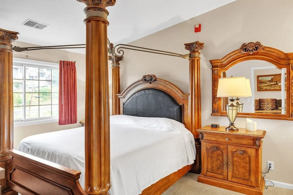 3rd Floor Front Side Penthouse Suite - 303 by Grand Wood Suites