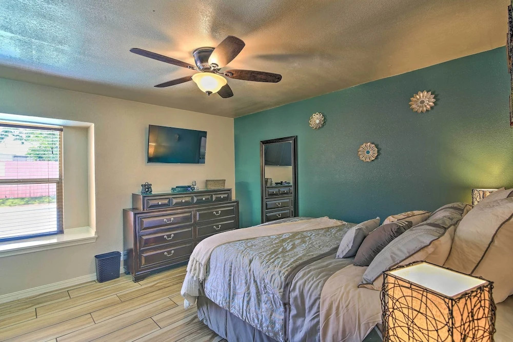 San Antonio Oasis w/ Hot Tub, Pool & Outdoor Bar!