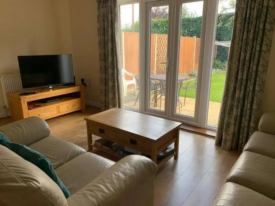 Cheerful 3 bedroom home close to beach and High St