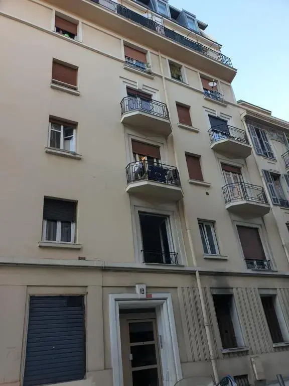 F1 mezzanine centre ville Nice, 1 à 4 personnes, quartier Libération
