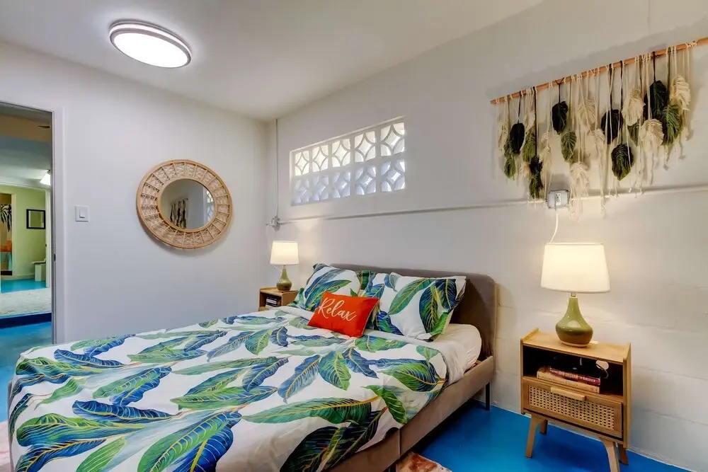 Simple Modern Gem 2 Blocks to Beach Pet Friendly
