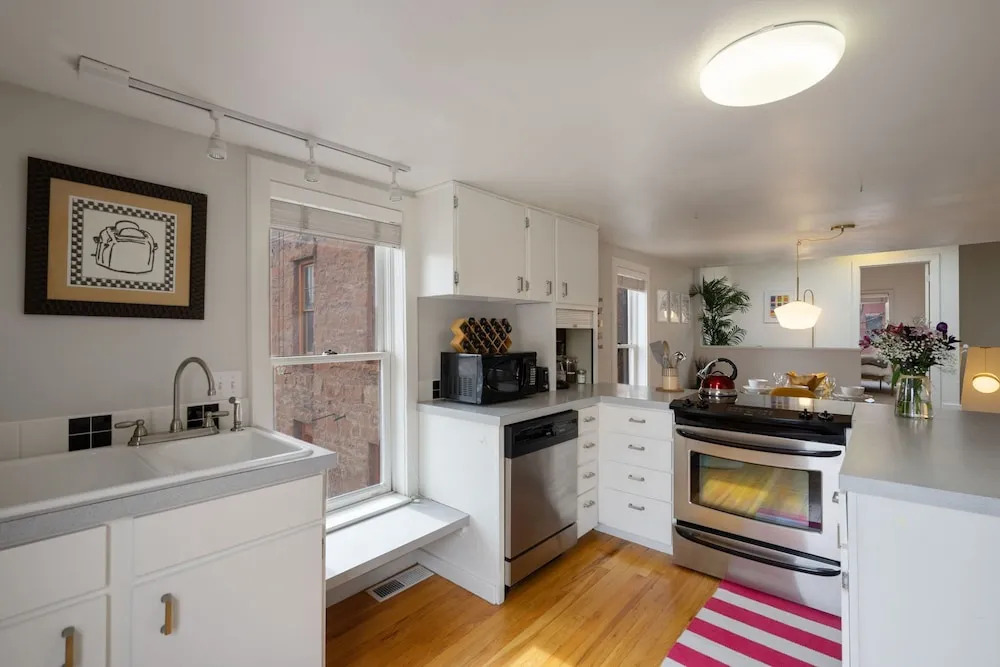 Pine Street Loft – Steps from Old Town Square!
