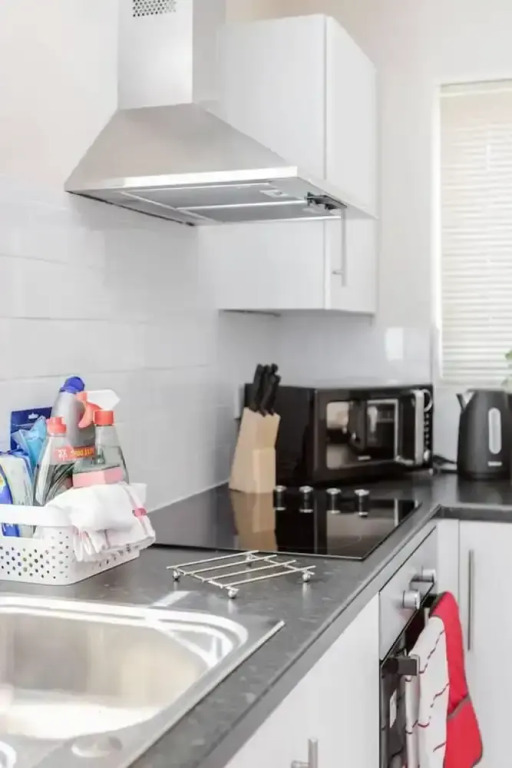 Cosy 2BR Maisonette Near Hospital & Stations