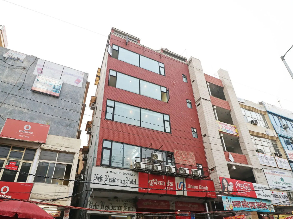 Hotel Feather By OYO Rooms