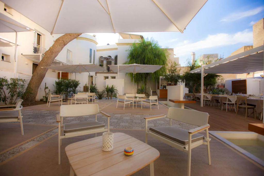 Aegusa Hotel