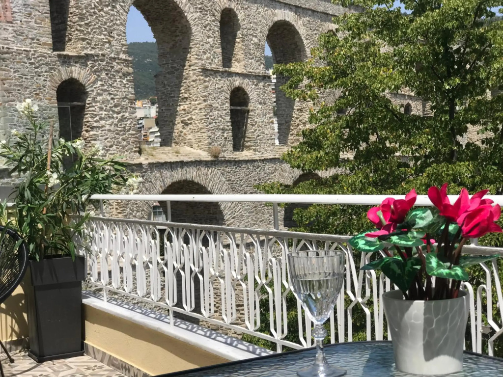 Under the Aqueduct boutique house