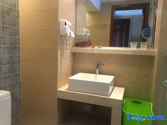 Yangjiang Hailing Island Poly Shili Yintan Fourth Quarter Holiday Apartment
