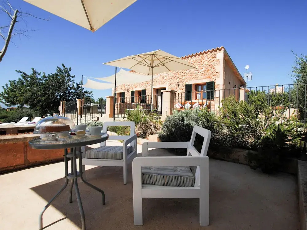 Spacious Cottage Near Santa Maria del Camí Centre