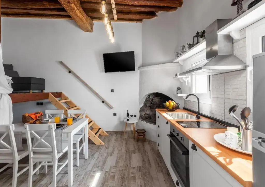 Lotza Traditional House Salakos