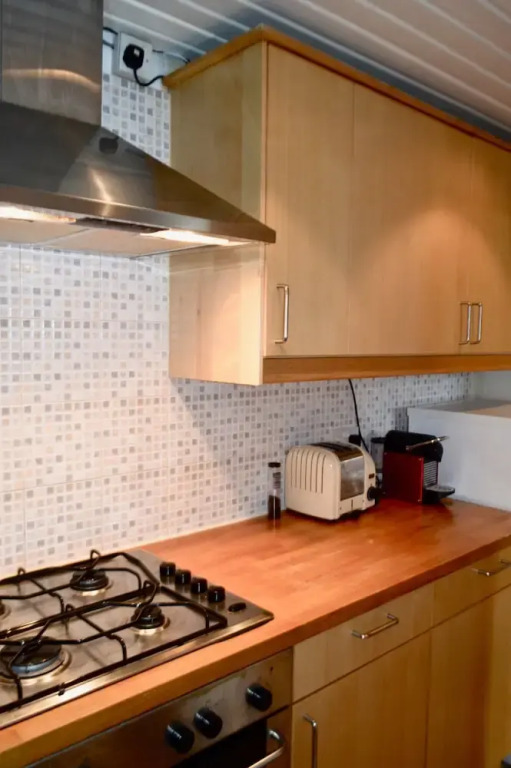 2 Bedroom Flat Near the Dean Village
